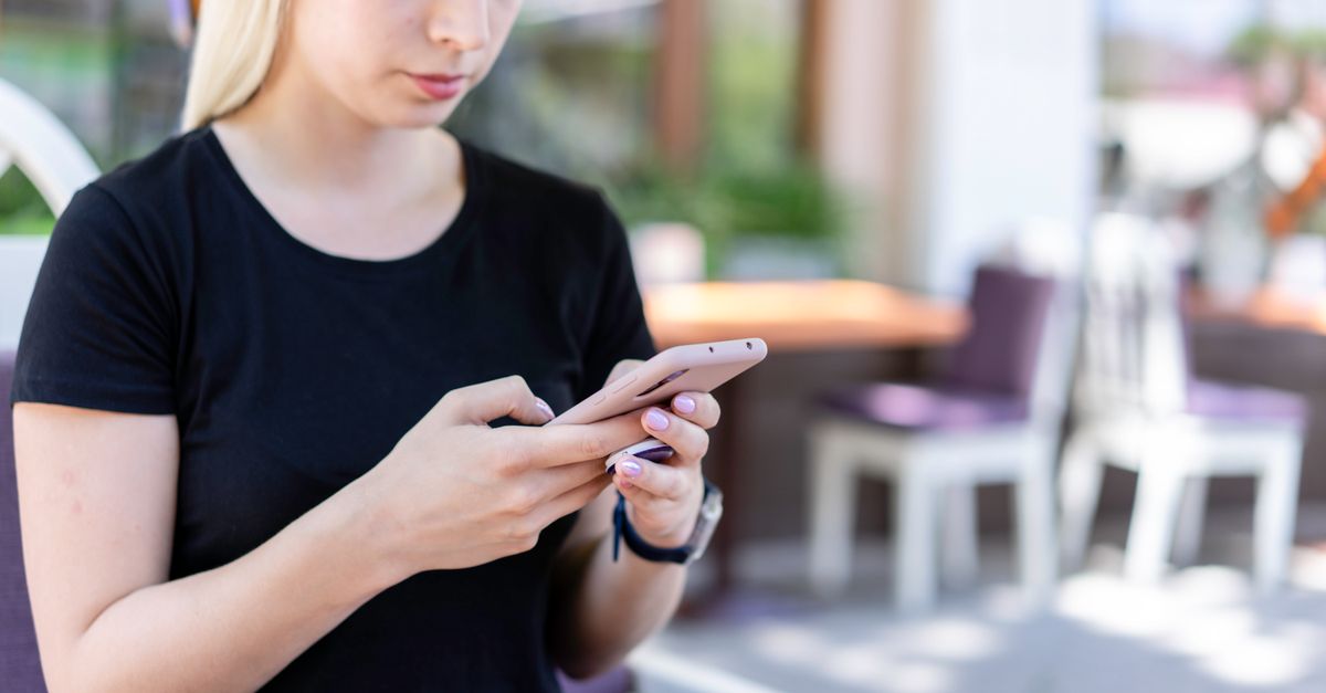 Persoon stelt een vraag via een AI-app op de telefoon