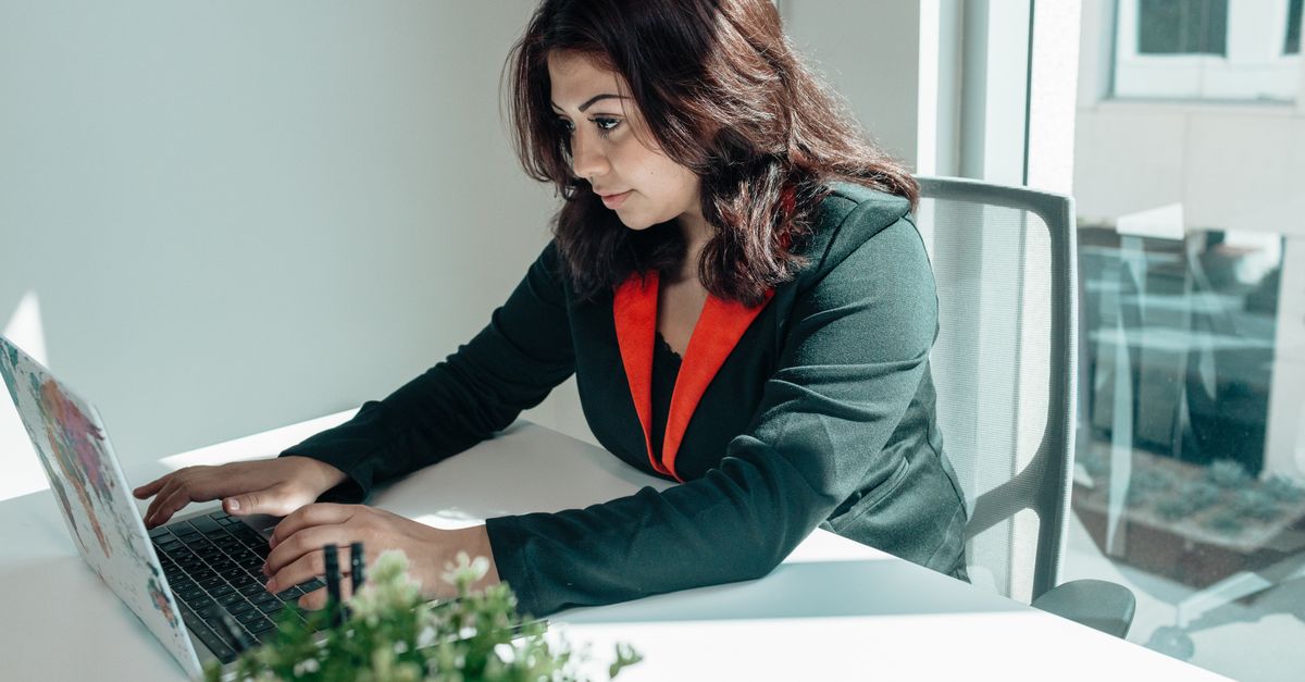 Ondernemer bekijkt haar SEO-cijfers op kantoor