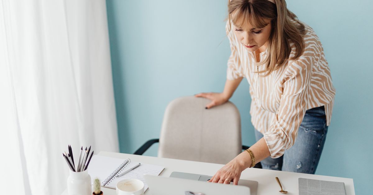 Twee collega's bekijken samen de resultaten op kantoor