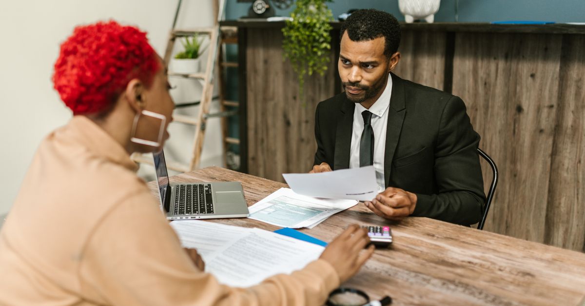 Accountant en cliënt nemen documenten door