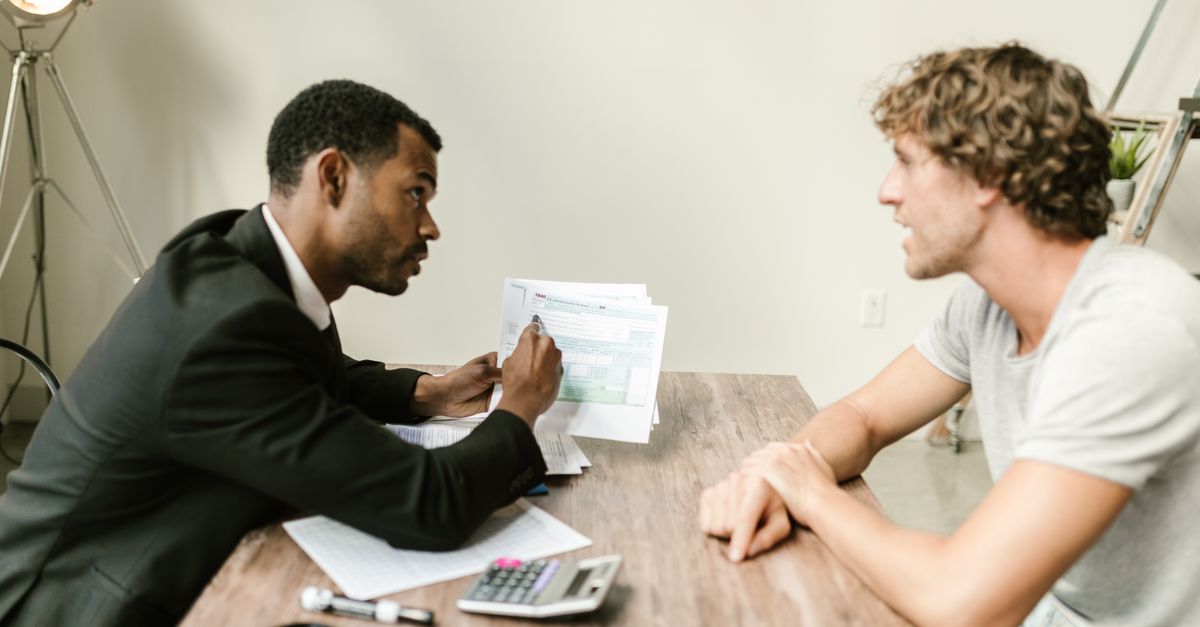 Accountant bespreekt cijfers met een ondernemer