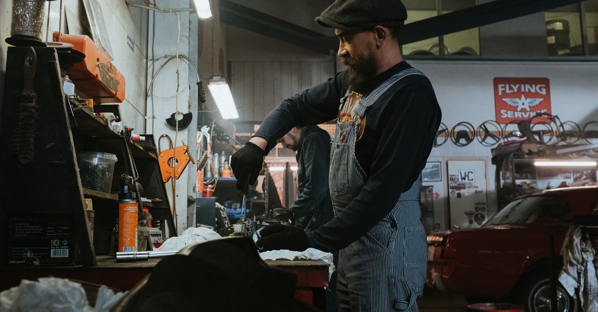 Monteur aan het werk in de werkplaats
