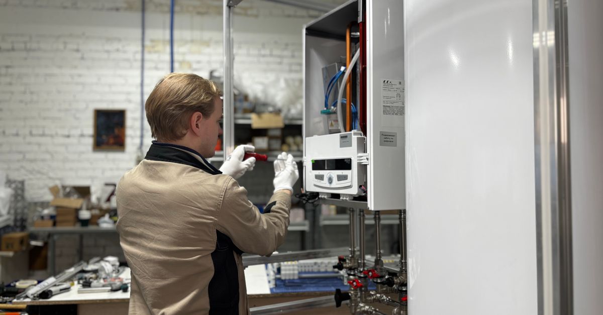 Installateur werkt aan een cv-installatie