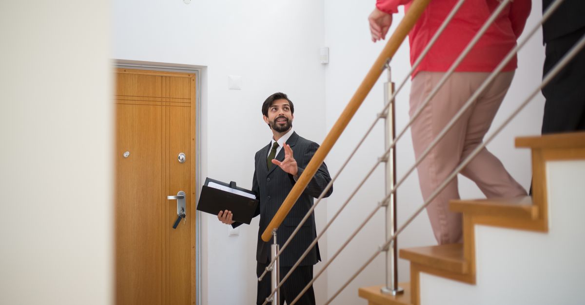 Makelaar begeleidt klanten door een woning