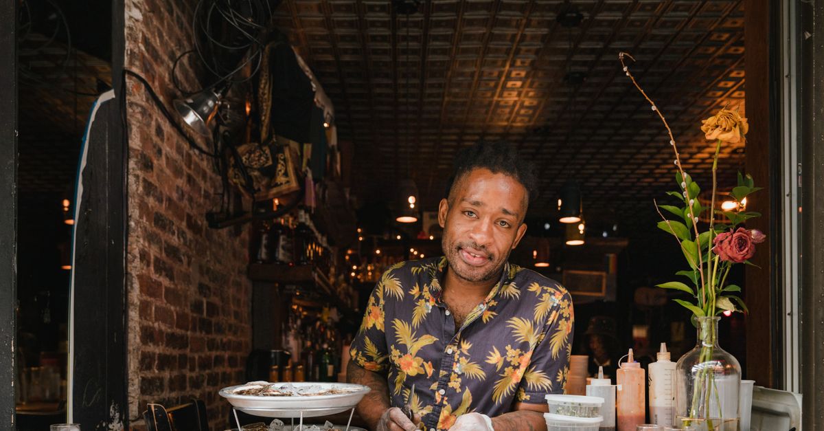 Restauranteigenaar in zijn zaak
