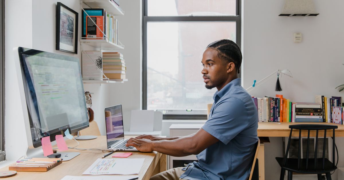 Ondernemer werkt aan zijn WordPress-website