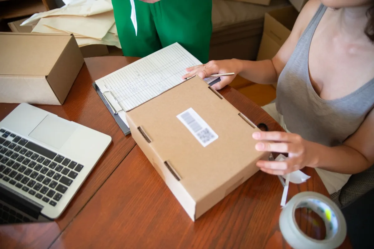 Webshop-eigenaar pakt een bestelling in